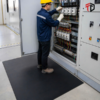 Thảm cách điện KENJI 5kv dày 2mm màu đen, bề mặt trơn, làm từ cao su cách điện chuyên dụng, áp dụng tiêu chuẩn HG2949-1999, phù hợp sử dụng tại tủ điện và khu vực kỹ thuật.